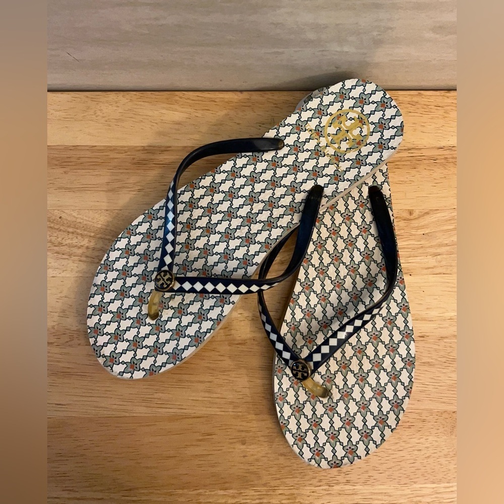 Tory Burch Thin Flip Flops Geometric Pattern Logo Charm
